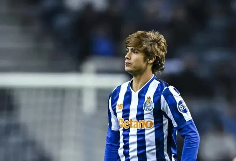 Jugador del FC Porto en el campo durante el partido Jugador del FC Porto en el campo durante el partido