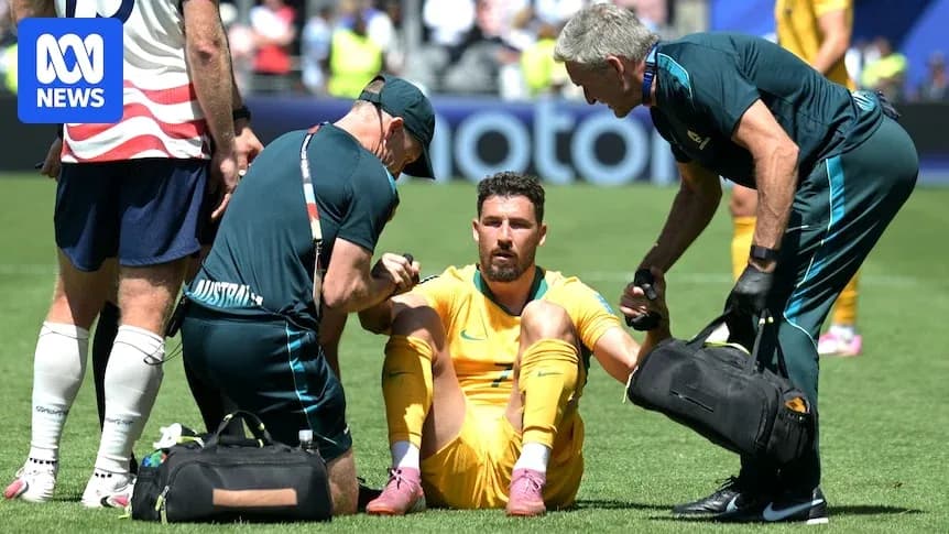 Jugador sentado siendo atendido por médicos en el campo Jugador sentado siendo atendido por médicos en el campo