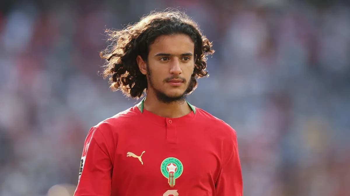 Jugador de Marruecos en uniforme rojo en el campo Jugador de Marruecos en uniforme rojo en el campo