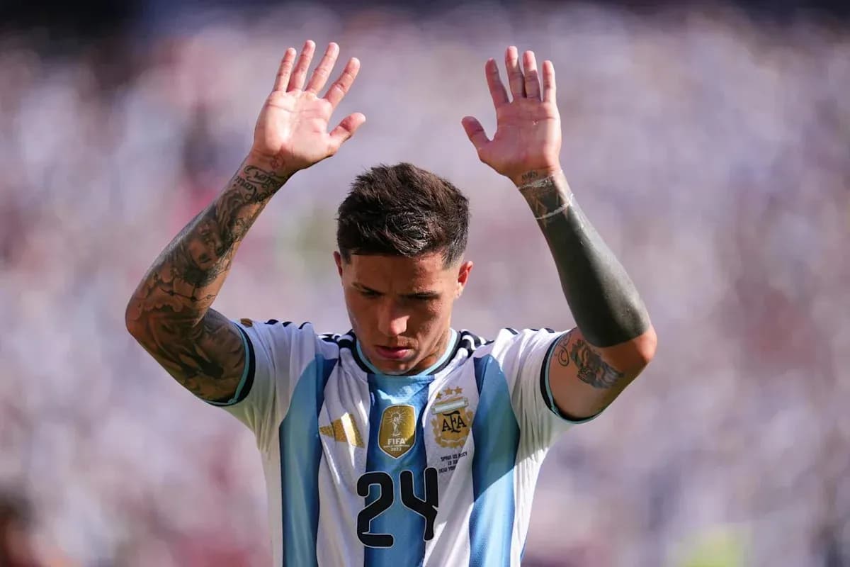 Jugador argentino con la camiseta número 24 levantando las manos Jugador argentino con la camiseta número 24 levantando las manos