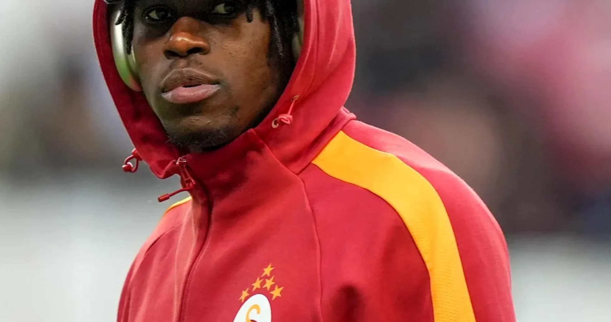 Jugador de Galatasaray con sudadera roja y gorra Jugador de Galatasaray con sudadera roja y gorra