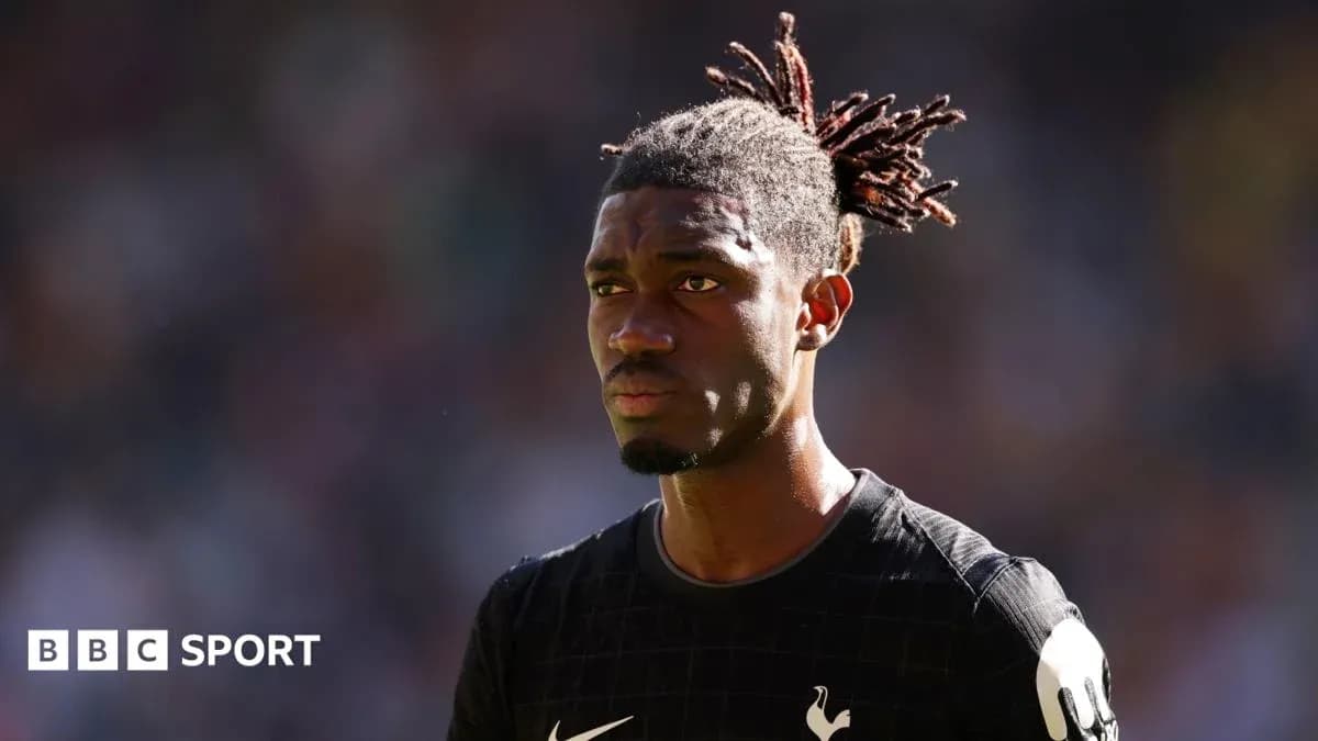 Jugador de Tottenham en uniforme durante el partido Jugador de Tottenham en uniforme durante el partido