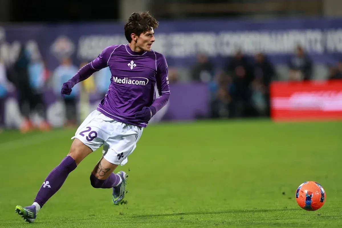 Jugador de Fiorentina corriendo tras el balón Jugador de Fiorentina corriendo tras el balón