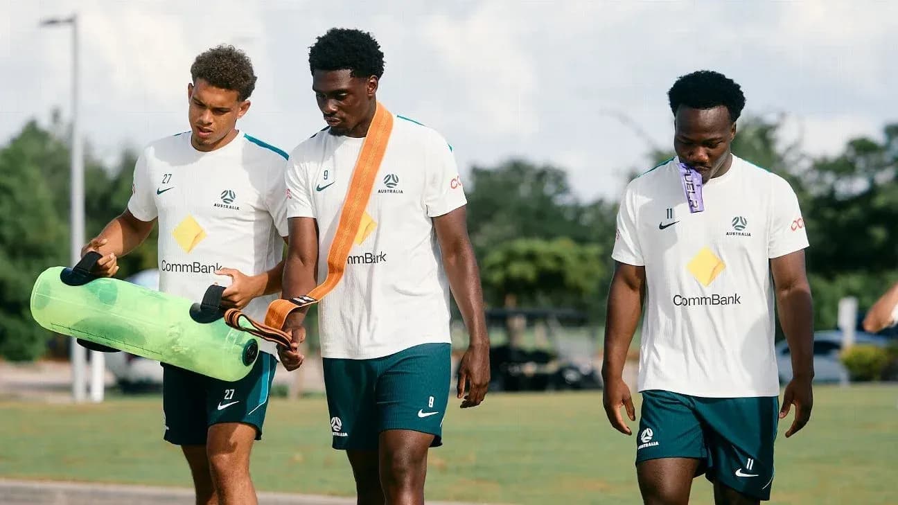 Jugadores de fútbol caminando durante entrenamiento Jugadores de fútbol caminando durante entrenamiento