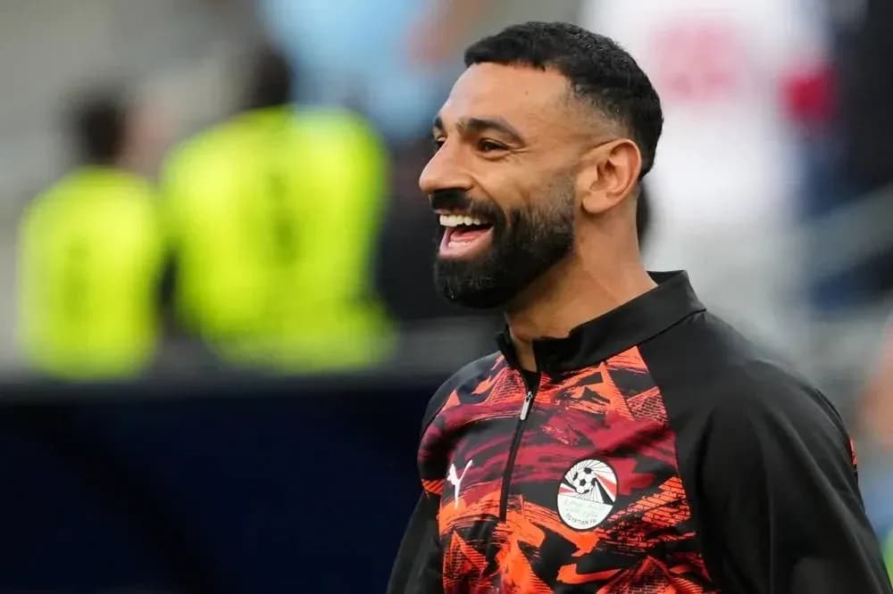 Jugador sonriente en la cancha antes del partido Jugador sonriente en la cancha antes del partido