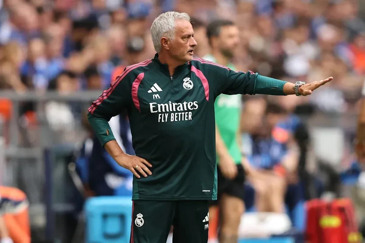 Entrenador de Real Madrid dirigiendo desde la banda Entrenador de Real Madrid dirigiendo desde la banda