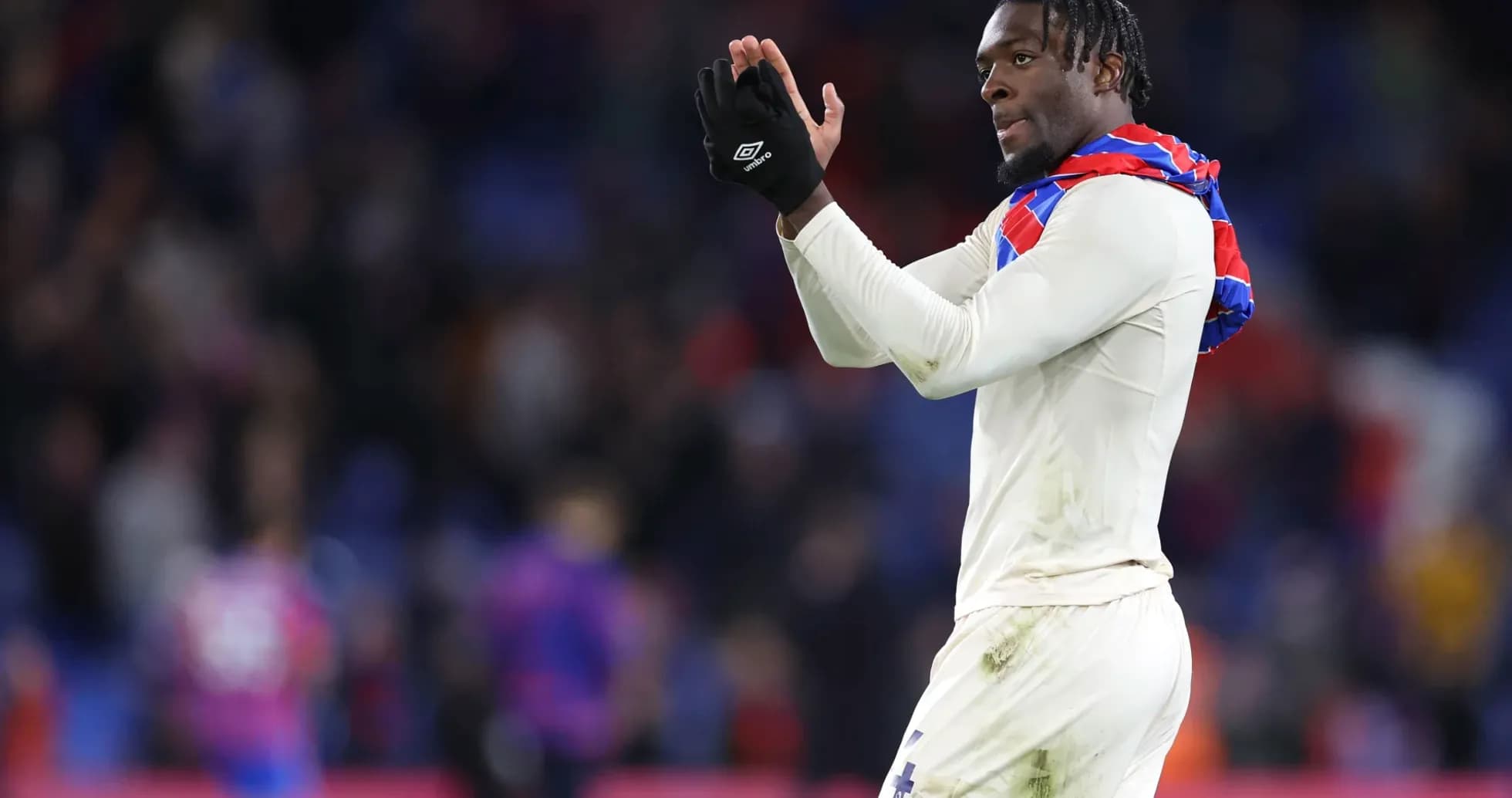 Jugador aplaudiendo a la afición tras el partido Jugador aplaudiendo a la afición tras el partido