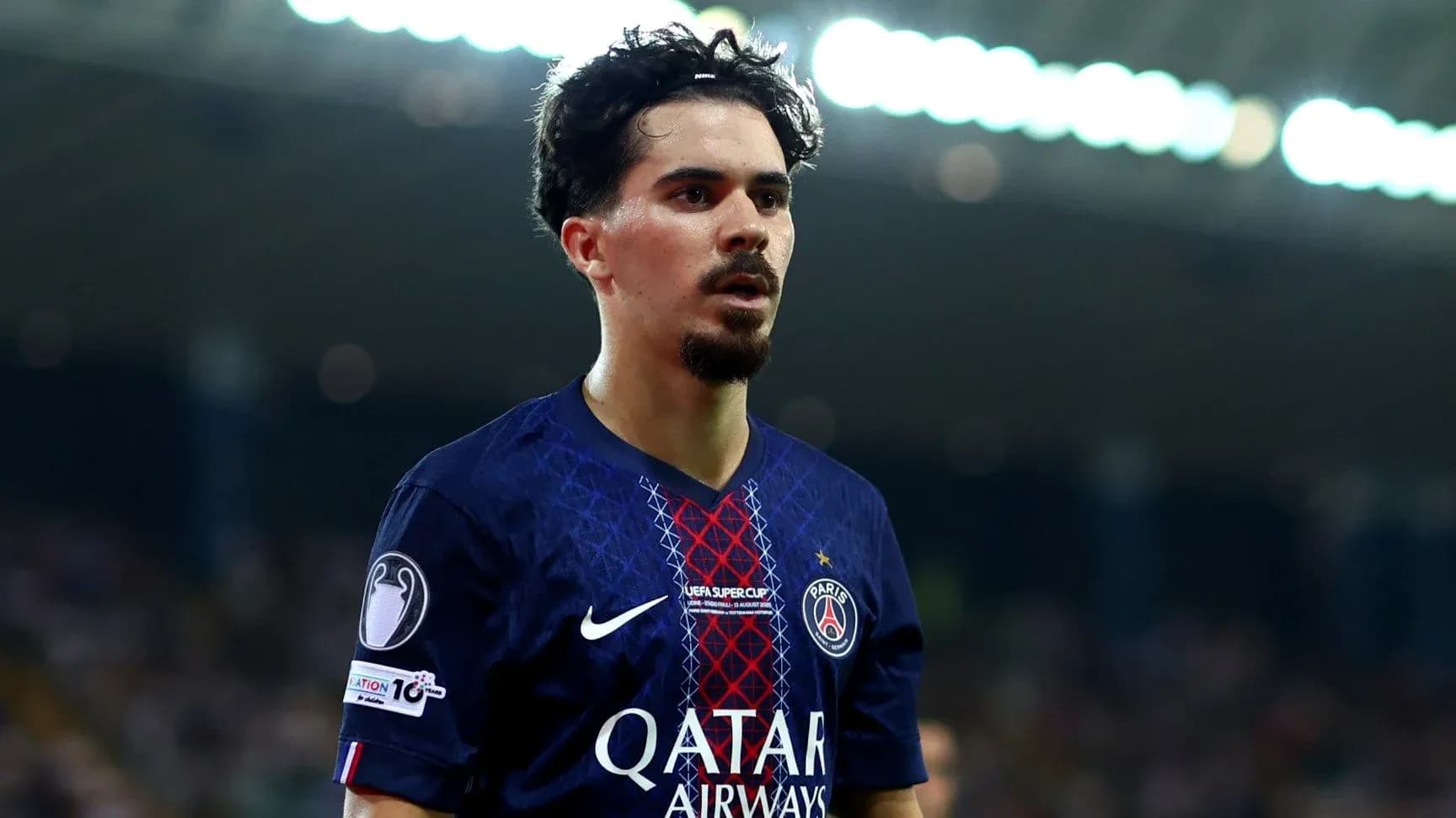 Jugador de PSG en acción durante un partido Jugador de PSG en acción durante un partido