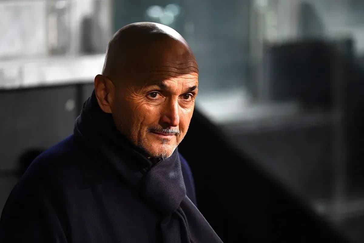 Entrenador en la zona técnica durante el partido Entrenador en la zona técnica durante el partido