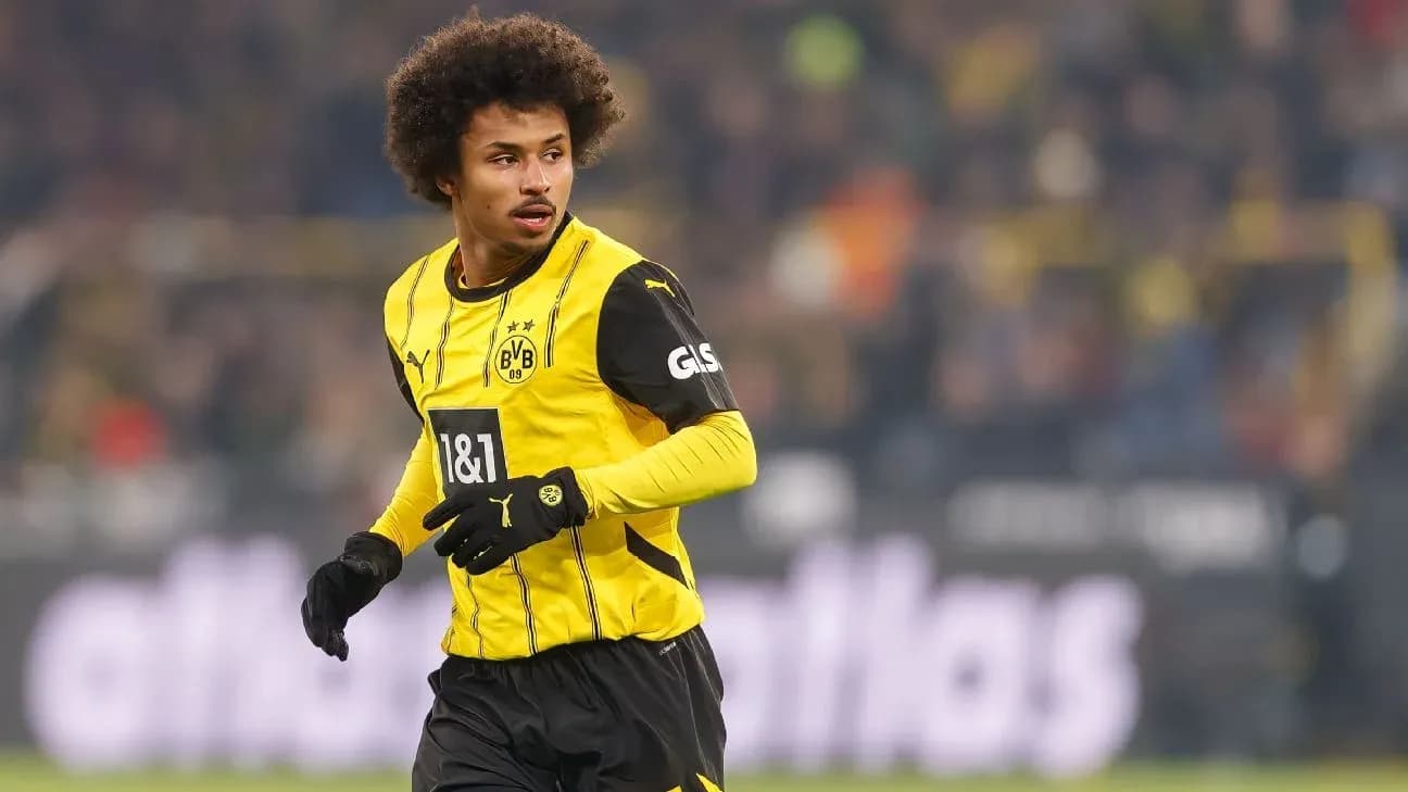 Jugador de Borussia Dortmund corriendo en el campo Jugador de Borussia Dortmund corriendo en el campo