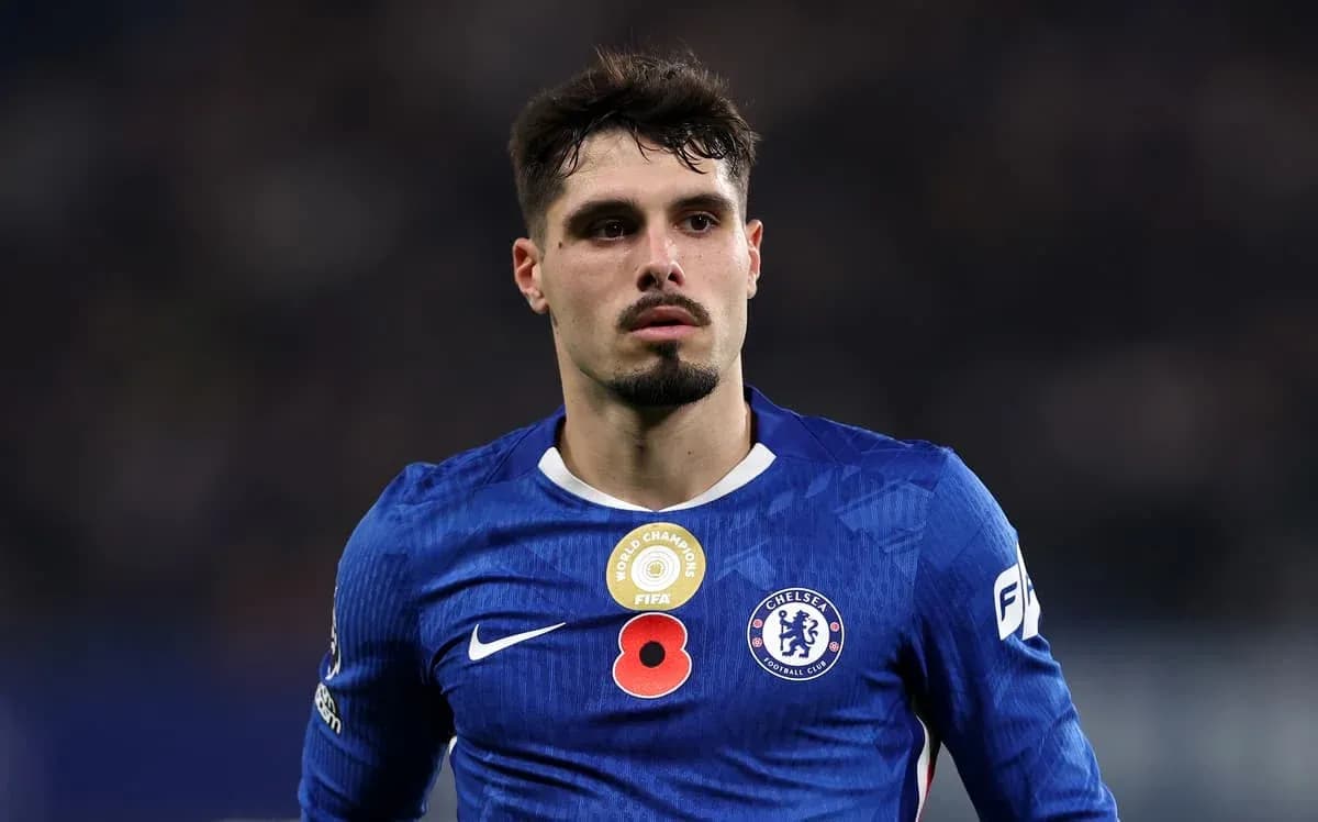 Jugador de Chelsea con camiseta azul durante partido Jugador de Chelsea con camiseta azul durante partido