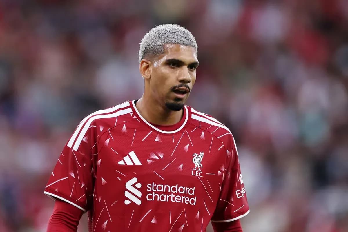 Jugador de Liverpool en camiseta roja durante el partido Jugador de Liverpool en camiseta roja durante el partido