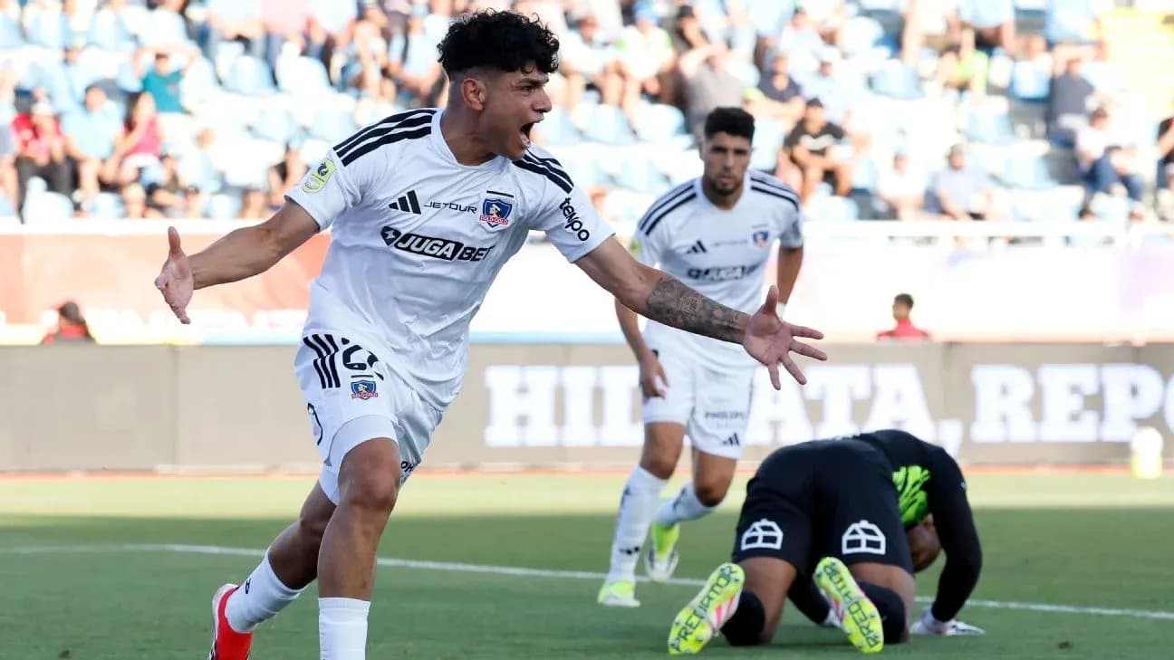 Jugador de Colo Colo celebra un gol Jugador de Colo Colo celebra un gol