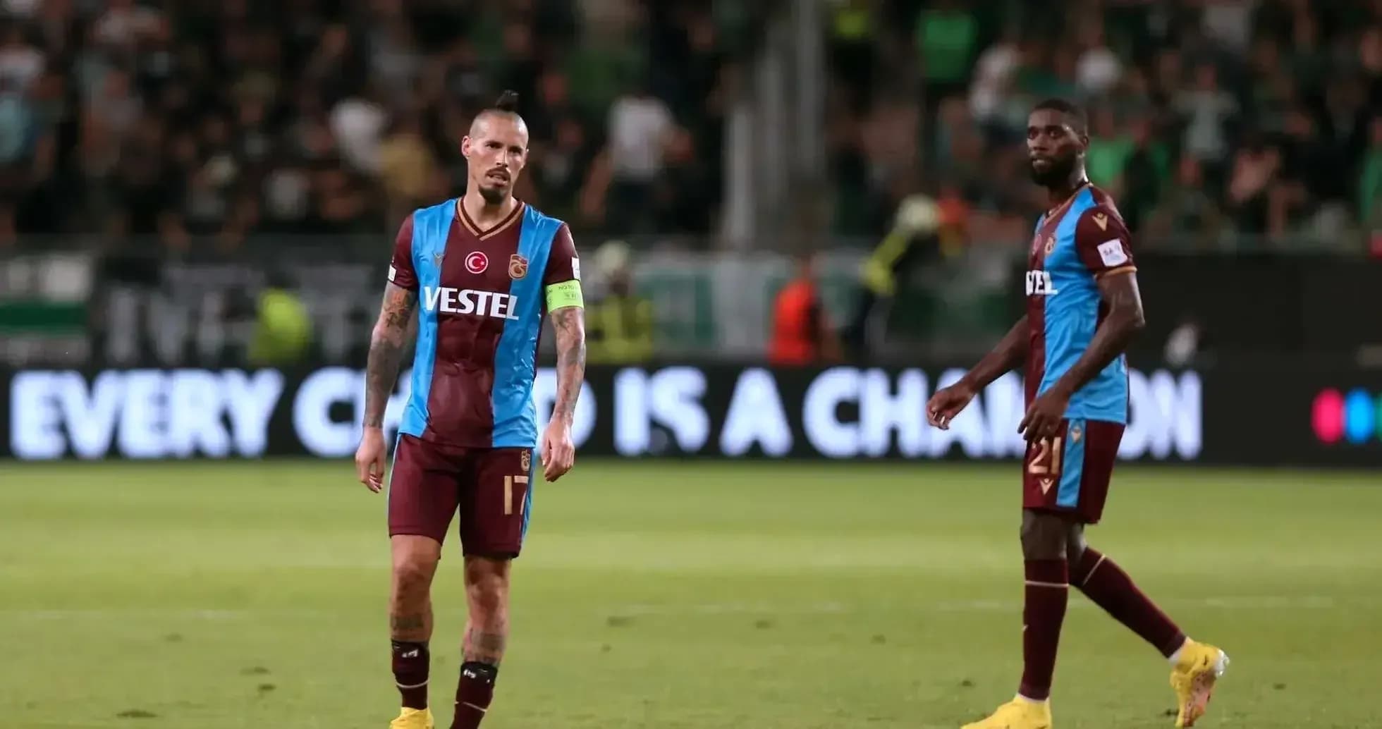 Jugadores de Trabzonspor en el campo durante el partido Jugadores de Trabzonspor en el campo durante el partido