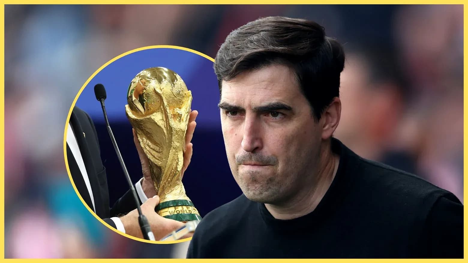 Entrenador mirando mientras se sostiene la Copa del Mundo Entrenador mirando mientras se sostiene la Copa del Mundo