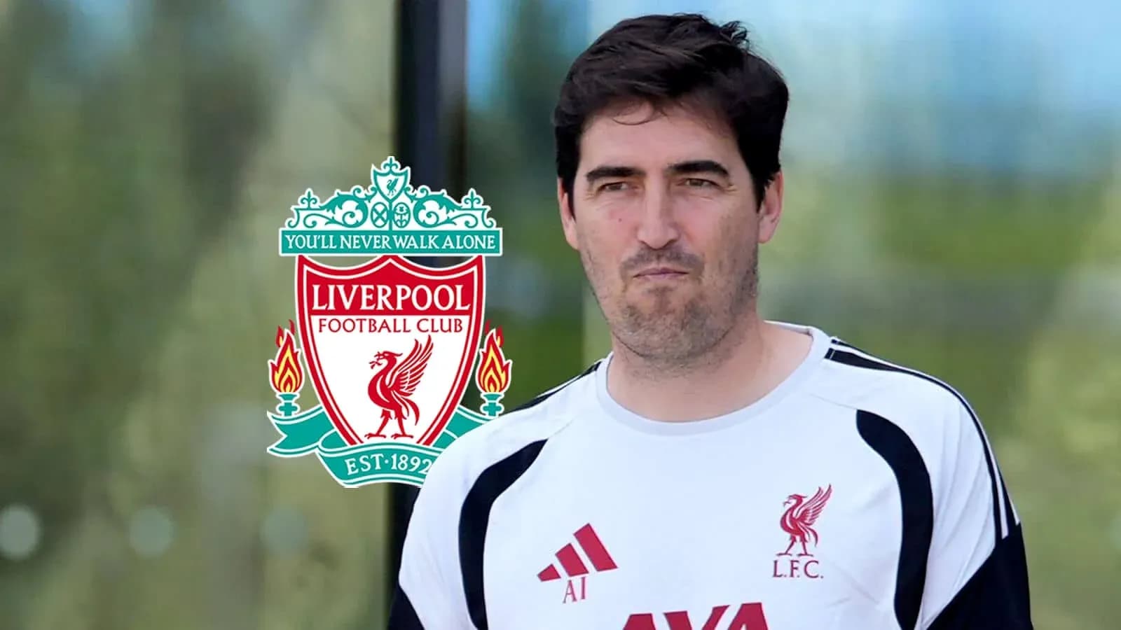 Entrenador de Liverpool con logo del club detrás Entrenador de Liverpool con logo del club detrás