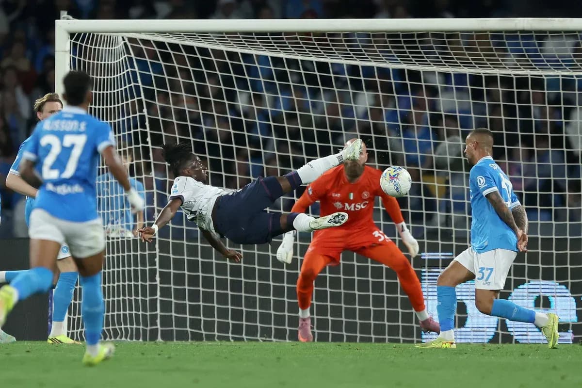 Gol de acrobacia durante Napoli vs Bologna Gol de acrobacia durante Napoli vs Bologna