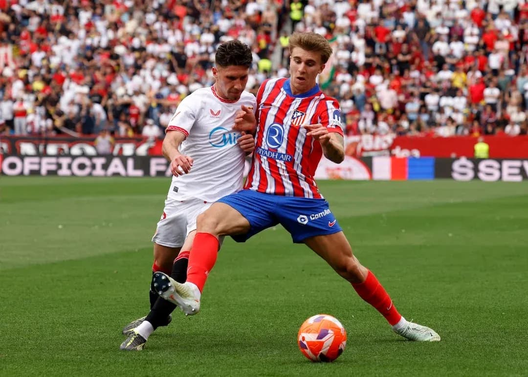 Jugadores compiten por el balón en La Liga Jugadores compiten por el balón en La Liga