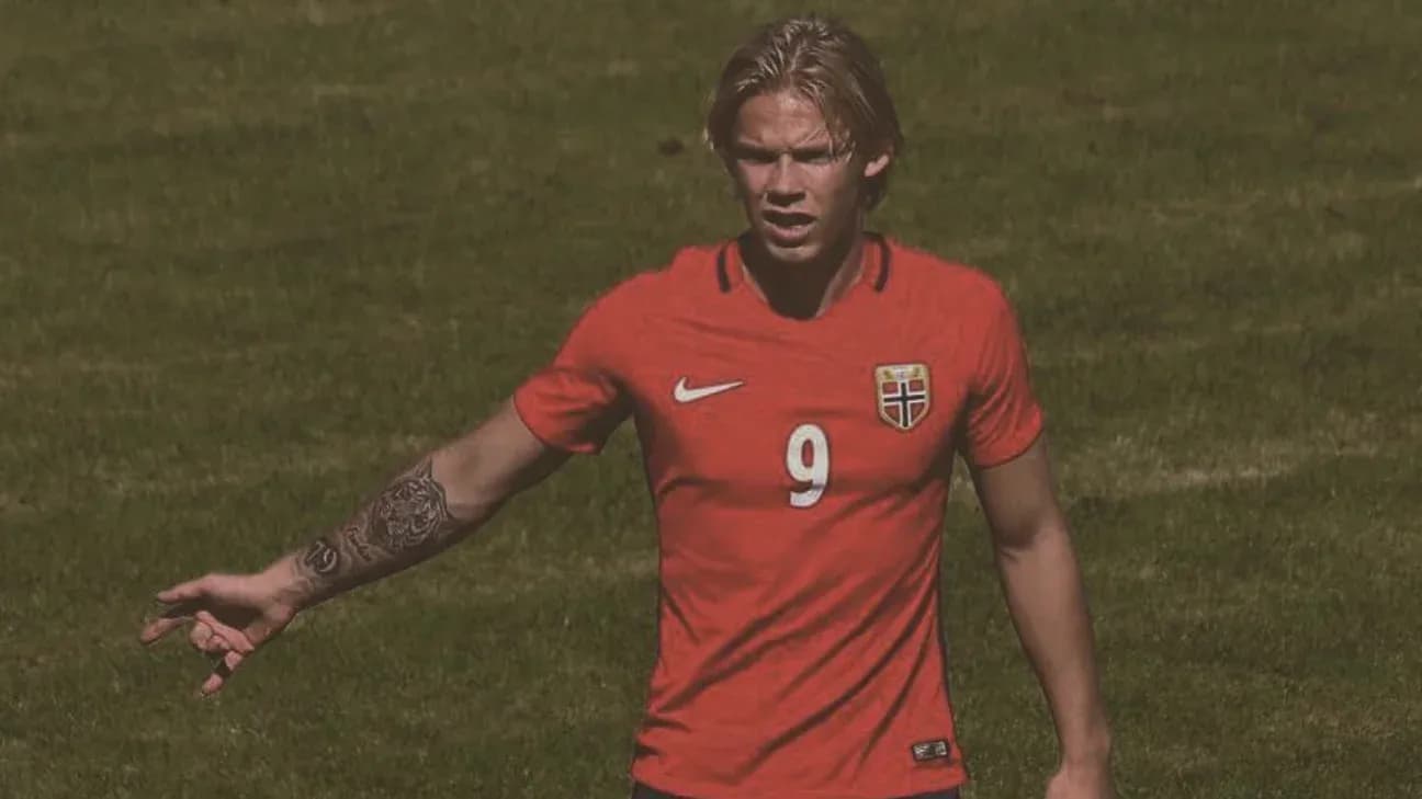 Jugador de Noruega en camiseta roja durante partido Jugador de Noruega en camiseta roja durante partido