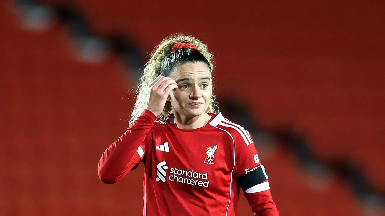 Jugadora de Liverpool con uniforme rojo en el campo Jugadora de Liverpool con uniforme rojo en el campo