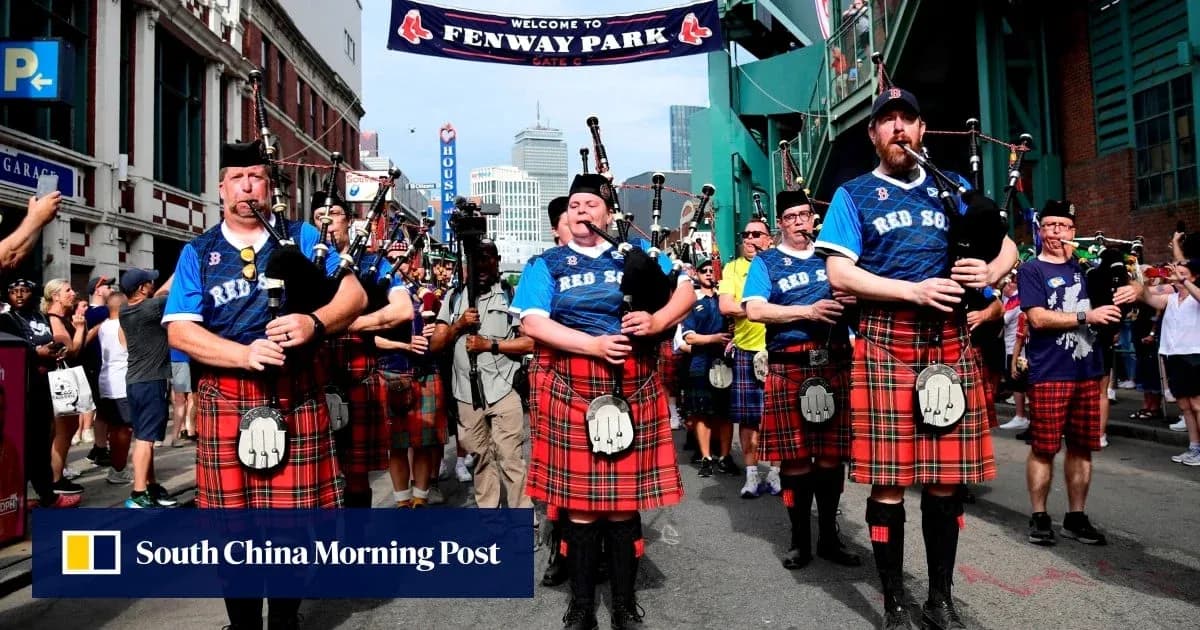 Músicos con gaitas desfilando en Fenway Park Músicos con gaitas desfilando en Fenway Park