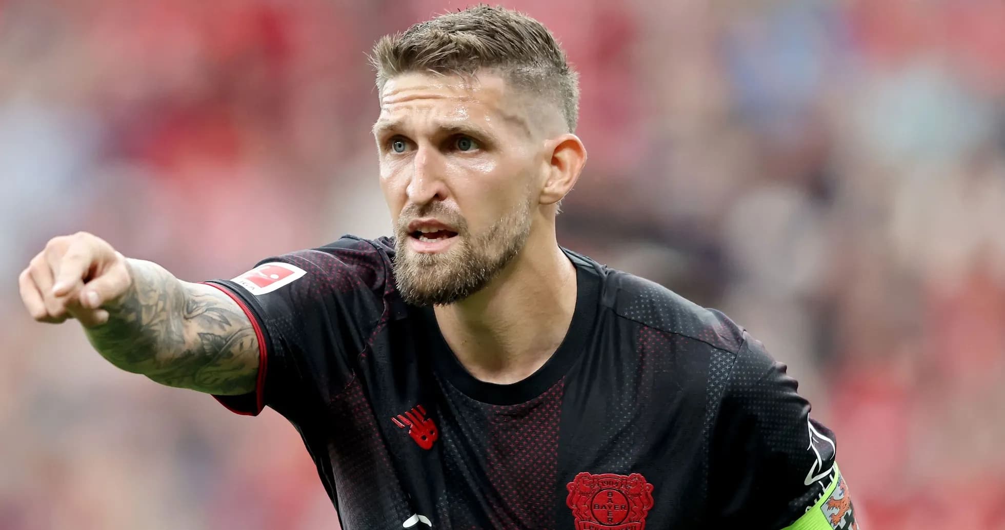 Jugador de Bayer Leverkusen señalando durante el partido Jugador de Bayer Leverkusen señalando durante el partido