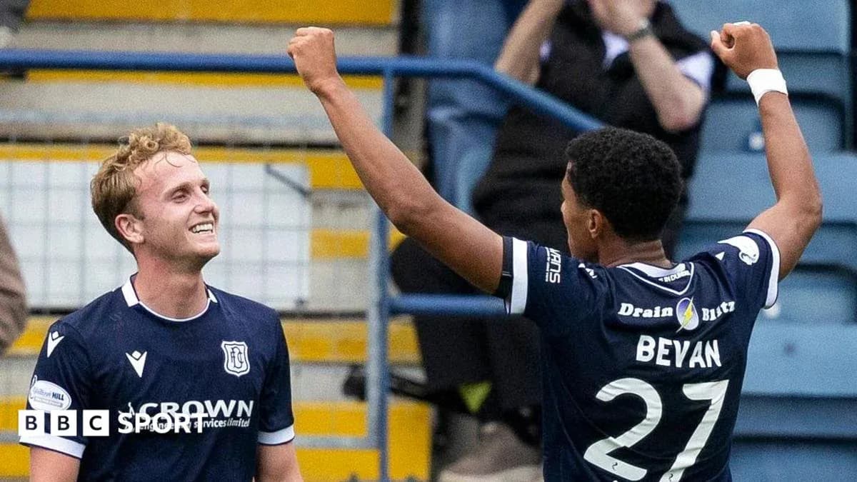 Jugadores de Dundee celebrando un gol juntos Jugadores de Dundee celebrando un gol juntos