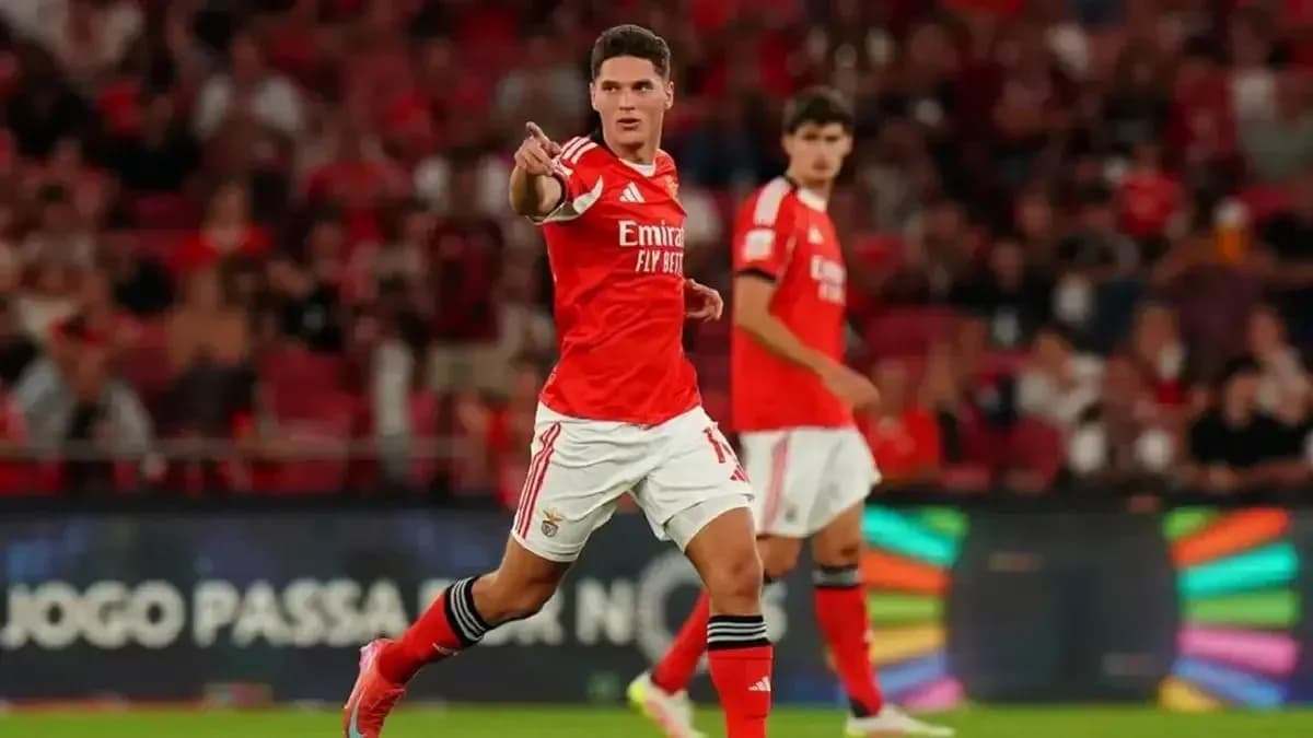 Jugador de Benfica celebrando en el estadio Jugador de Benfica celebrando en el estadio