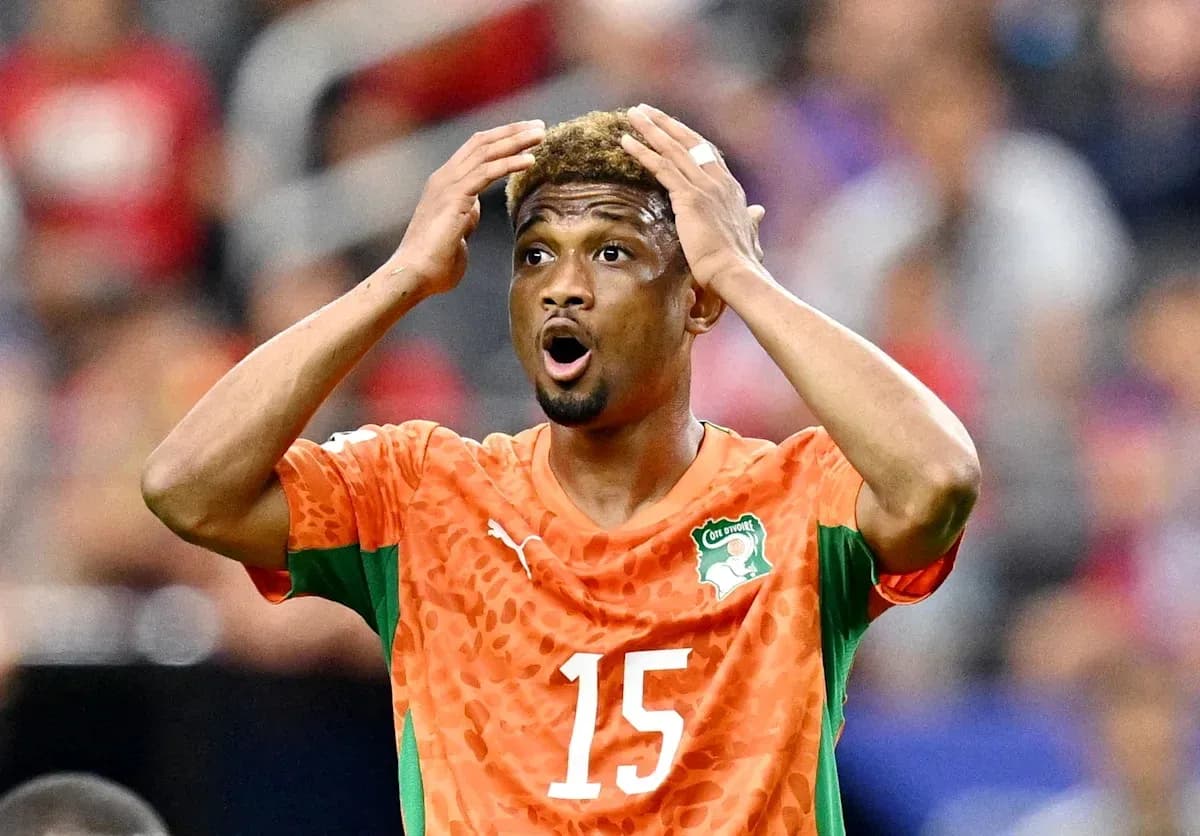 Jugador de Costa de Marfil con camiseta naranja sorprendiendo Jugador de Costa de Marfil con camiseta naranja sorprendiendo