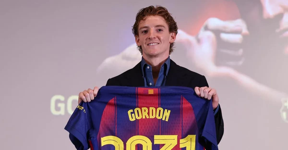 Jugador presenta camiseta del FC Barcelona en evento Jugador presenta camiseta del FC Barcelona en evento