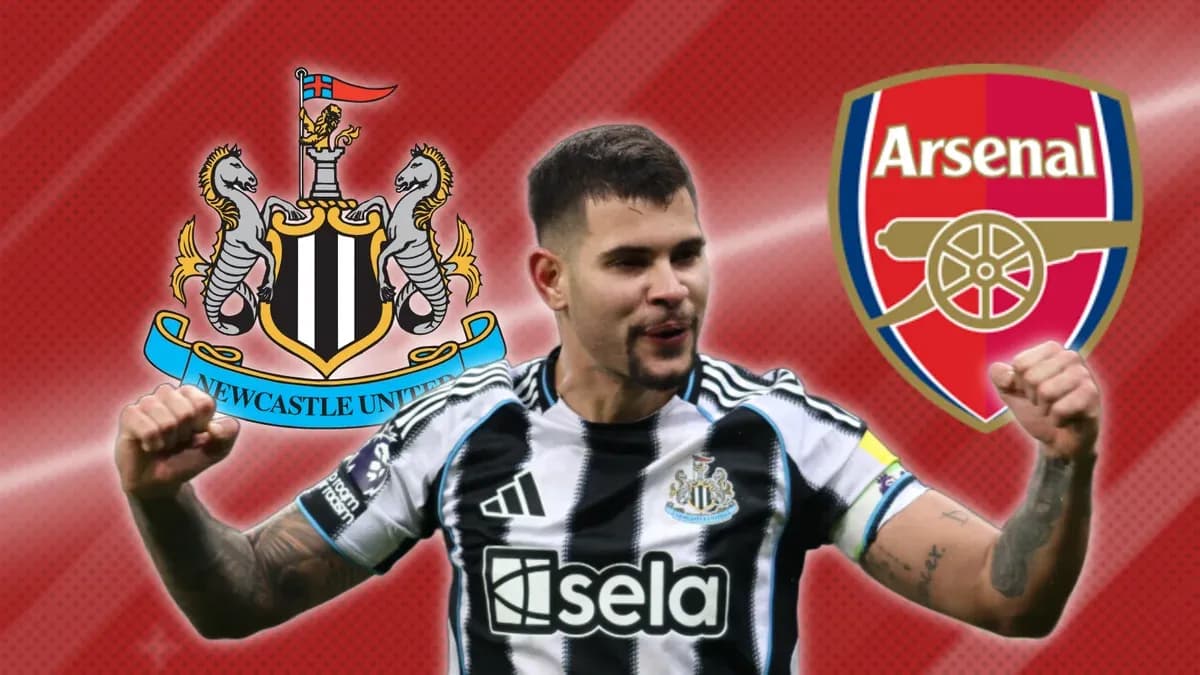 Jugador de Newcastle United celebrando con escudos de Arsenal Jugador de Newcastle United celebrando con escudos de Arsenal
