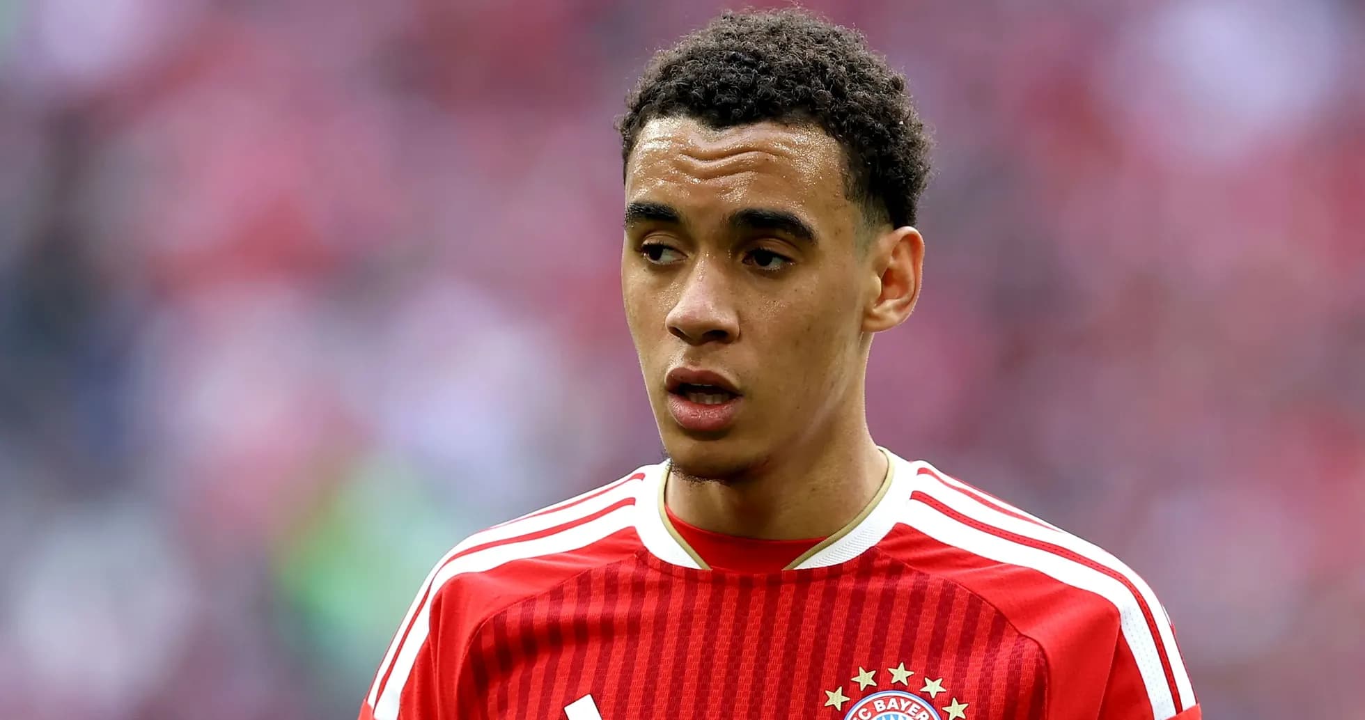 Jugador de Bayern Múnich en uniforme rojo Jugador de Bayern Múnich en uniforme rojo