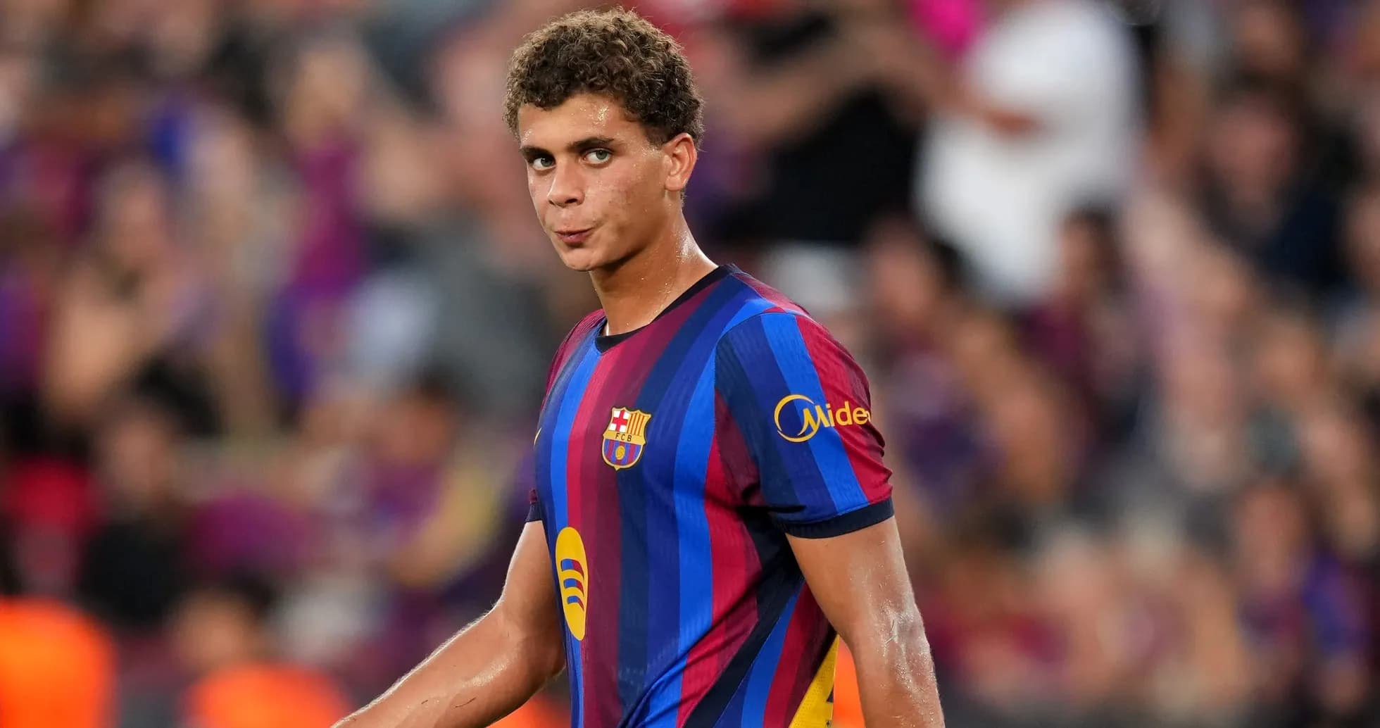 Jugador de Barcelona en el campo durante un partido Jugador de Barcelona en el campo durante un partido