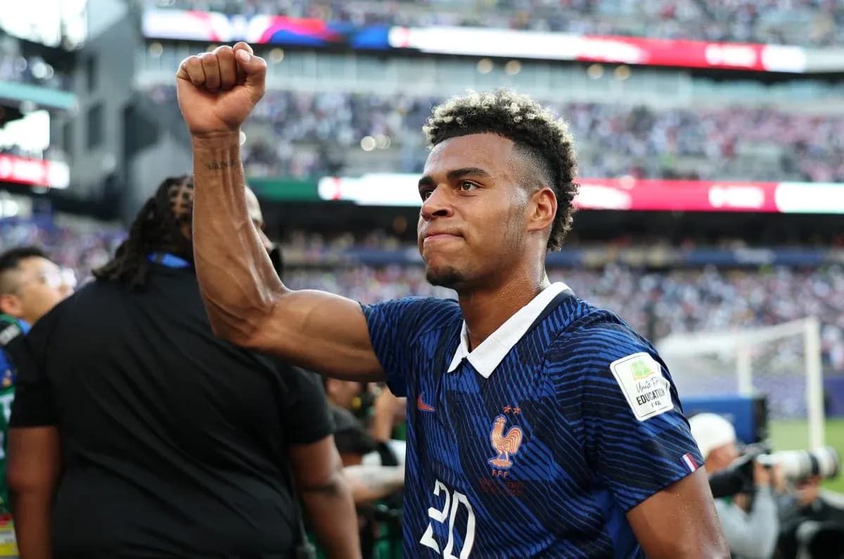 Jugador de Francia celebrando con el puño en alto Jugador de Francia celebrando con el puño en alto