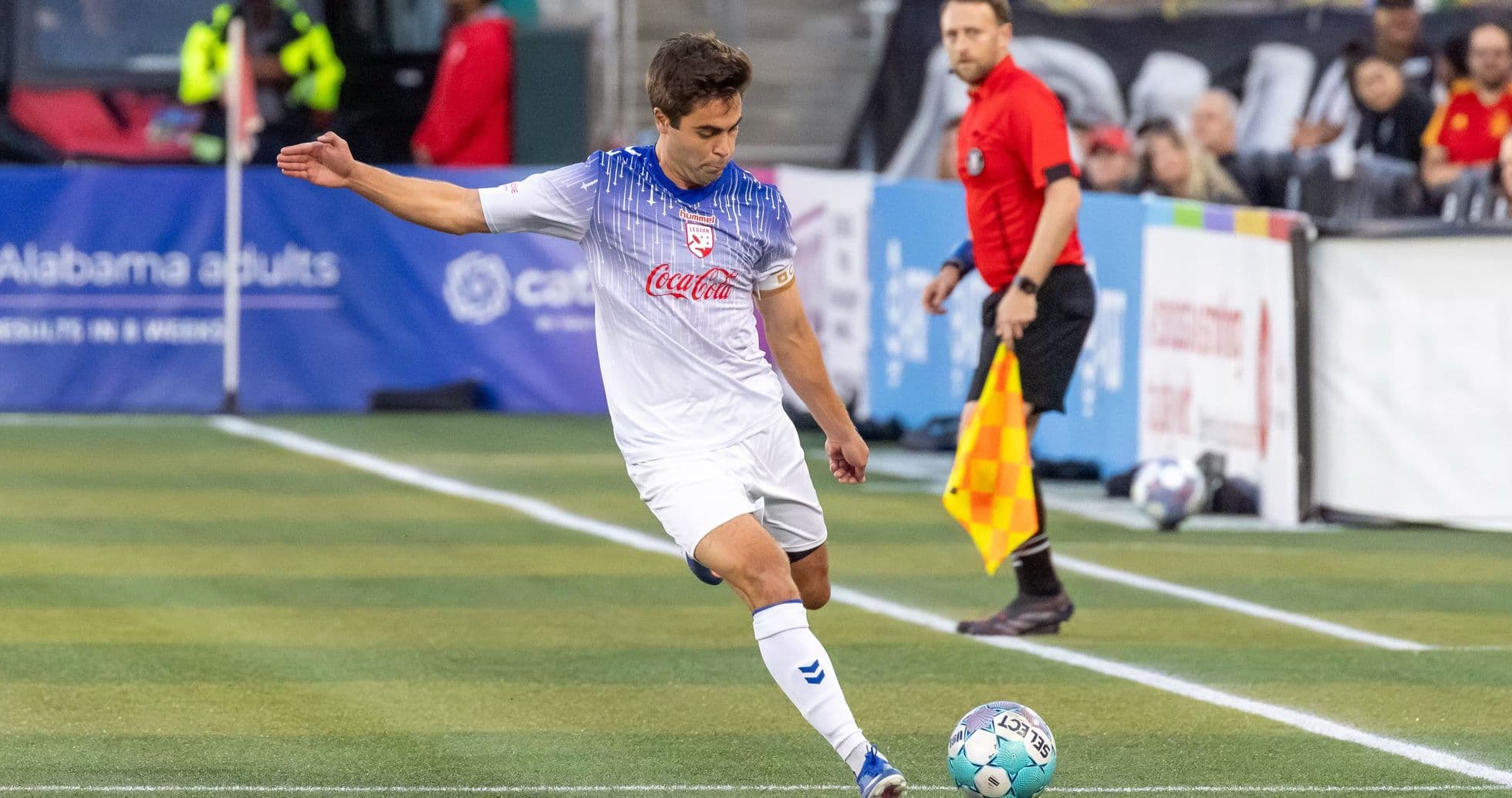 Jugador de fútbol ejecutando un tiro en el partido Jugador de fútbol ejecutando un tiro en el partido