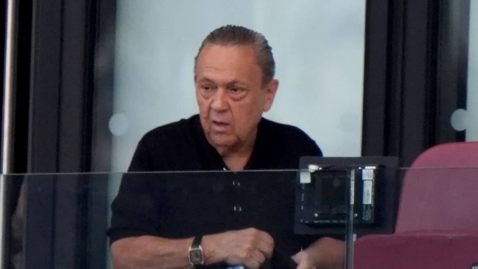 Hombre en un palco de estadio observando el partido Hombre en un palco de estadio observando el partido