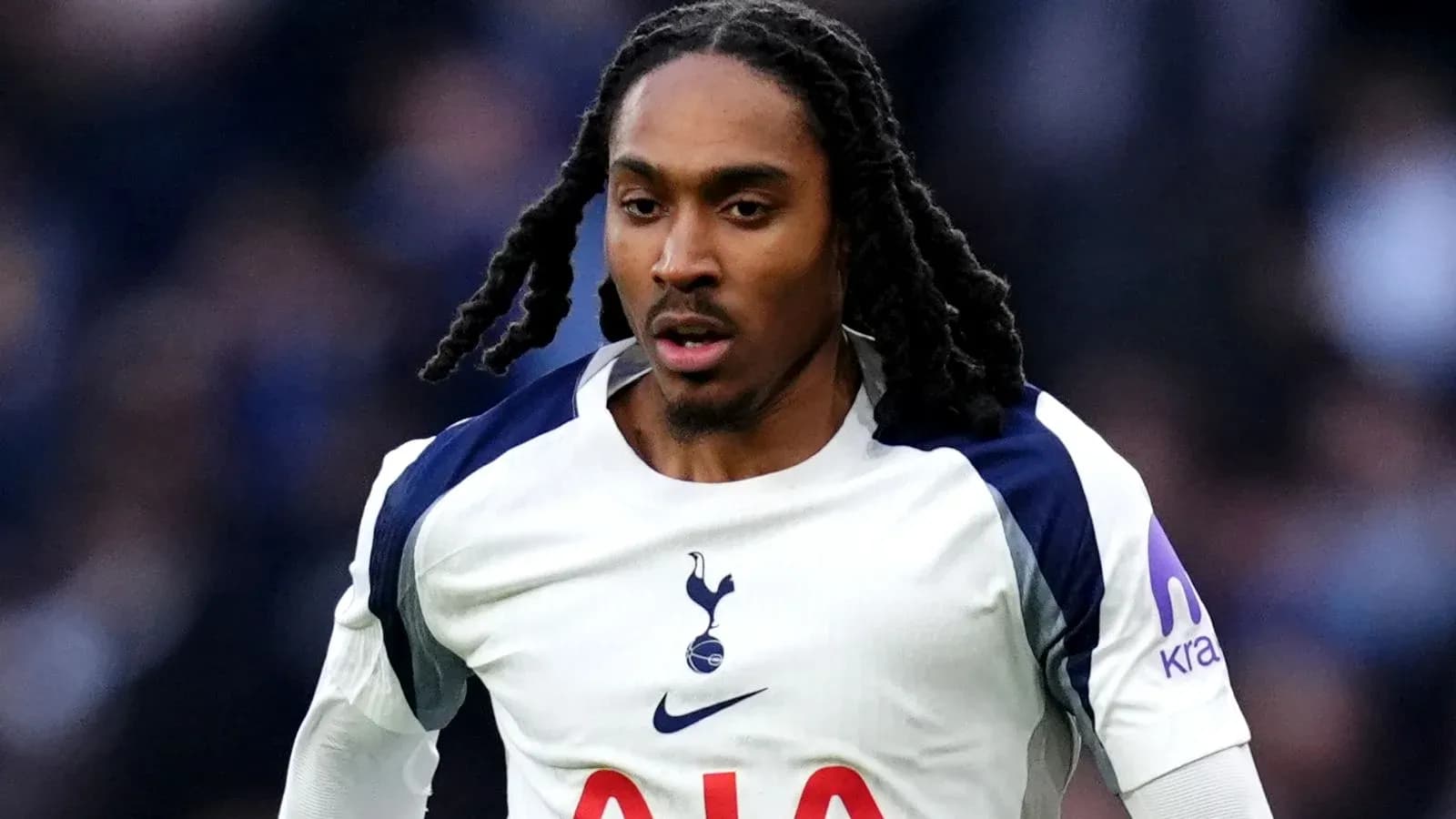 Jugador de Tottenham corriendo durante un partido Jugador de Tottenham corriendo durante un partido