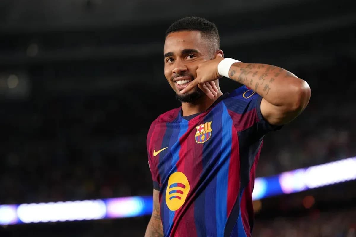 Jugador del Barcelona celebrando con gesto de llamada Jugador del Barcelona celebrando con gesto de llamada