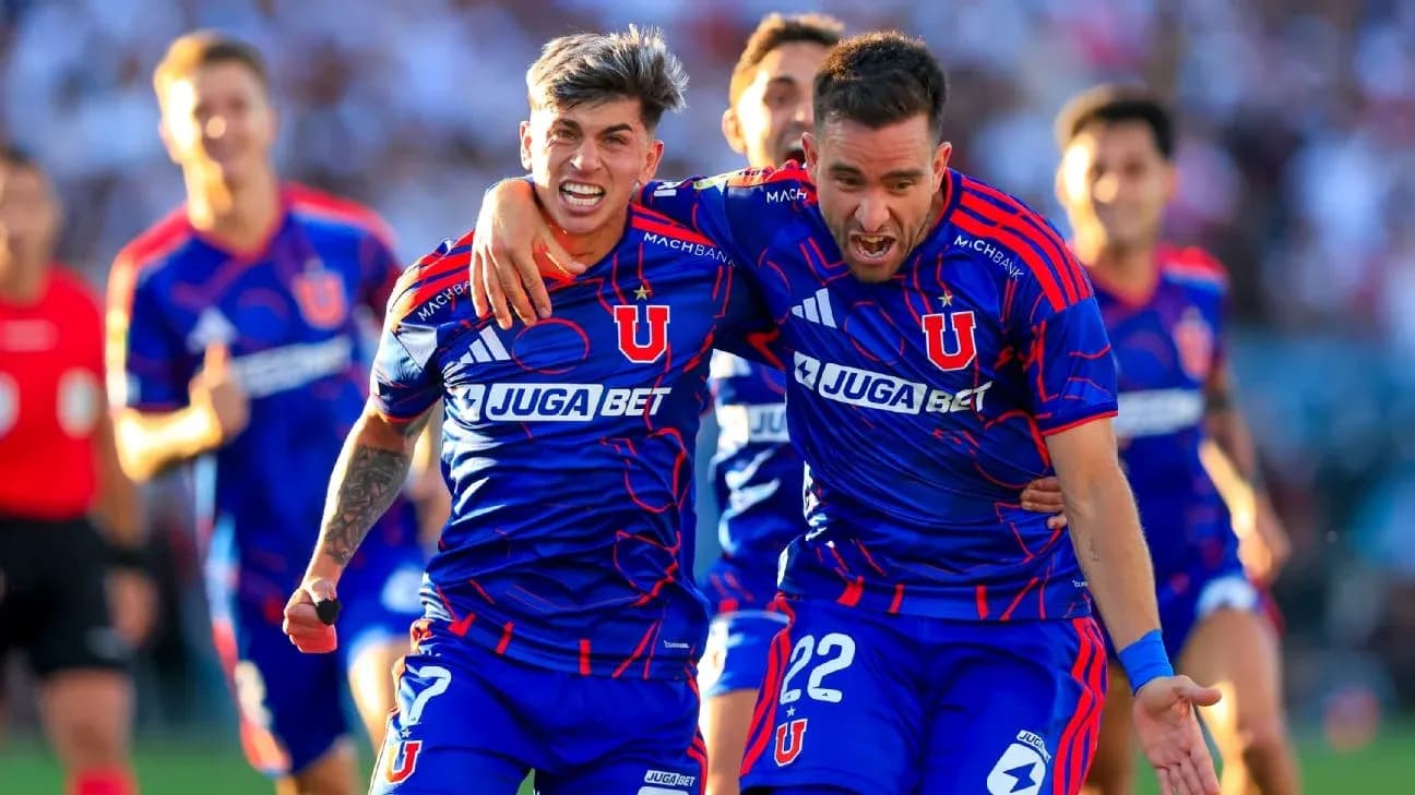 Jugadores de Universidad de Chile celebrando un gol Jugadores de Universidad de Chile celebrando un gol