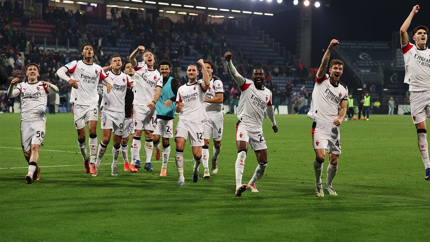 Jugadores de AC Milan celebrando una victoria Jugadores de AC Milan celebrando una victoria