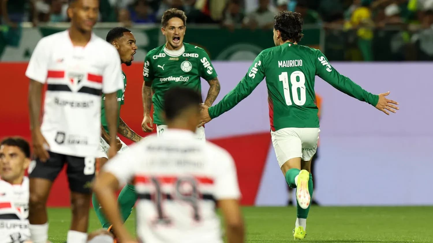 Mauricio celebra un gol con sus compañeros Mauricio celebra un gol con sus compañeros