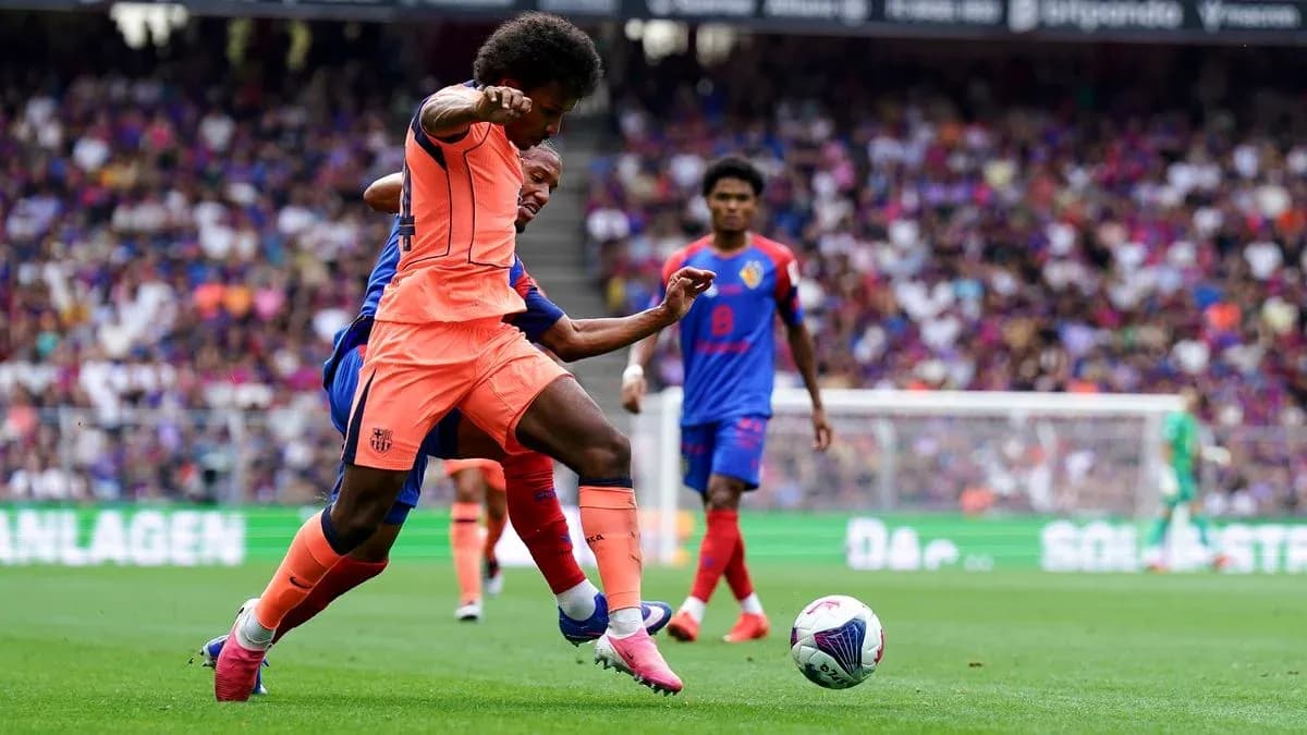 Jugador del Barça desafiando a oponente en el campo Jugador del Barça desafiando a oponente en el campo