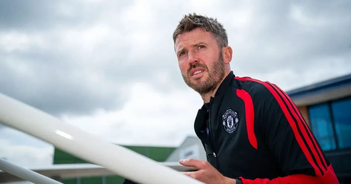 Entrenador de Manchester United observando el entrenamiento Entrenador de Manchester United observando el entrenamiento