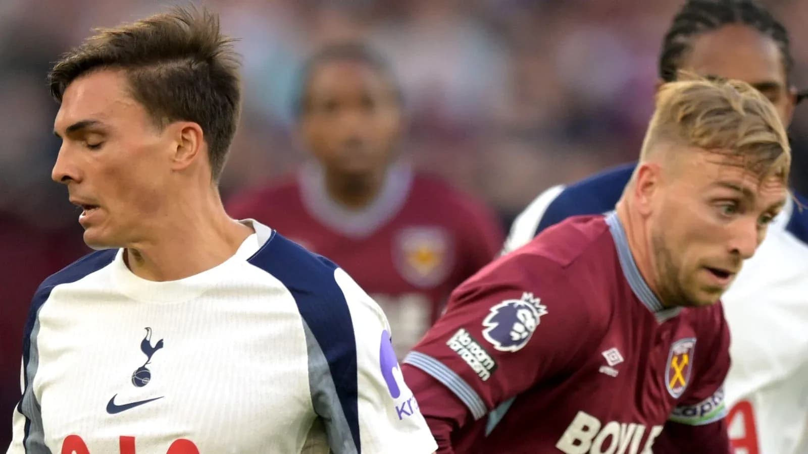 Jugadores de Tottenham y West Ham compitiendo por el balón Jugadores de Tottenham y West Ham compitiendo por el balón