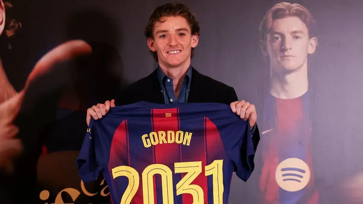 Jugador sosteniendo camiseta del FC Barcelona con su nombre Jugador sosteniendo camiseta del FC Barcelona con su nombre