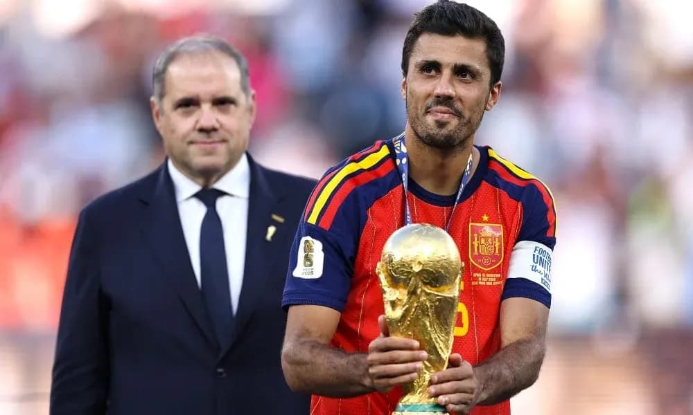 Jugador sosteniendo el trofeo de la Copa Mundial Jugador sosteniendo el trofeo de la Copa Mundial