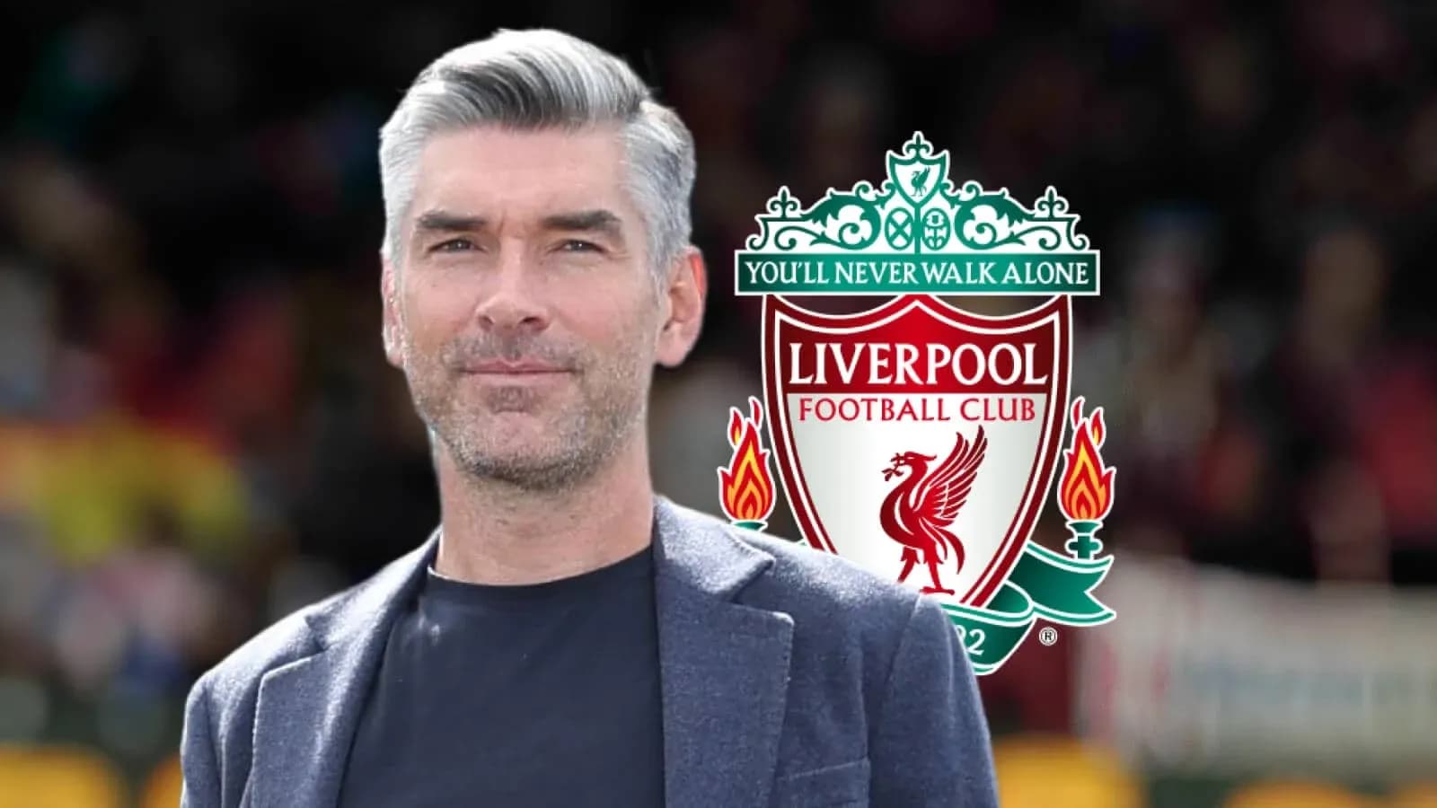 Hombre posando frente al logo de Liverpool FC Hombre posando frente al logo de Liverpool FC