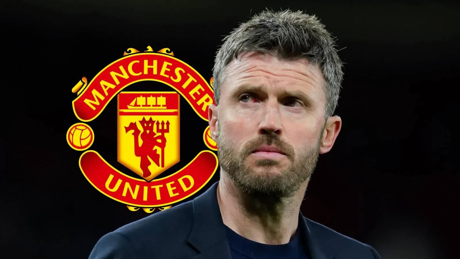 Entrenador de Manchester United frente a su escudo Entrenador de Manchester United frente a su escudo