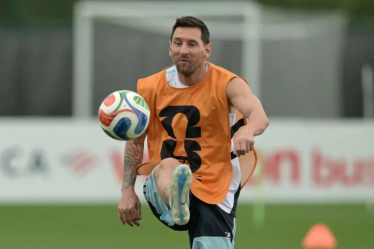 Jugador entrenando y controlando un balón en práctica Jugador entrenando y controlando un balón en práctica