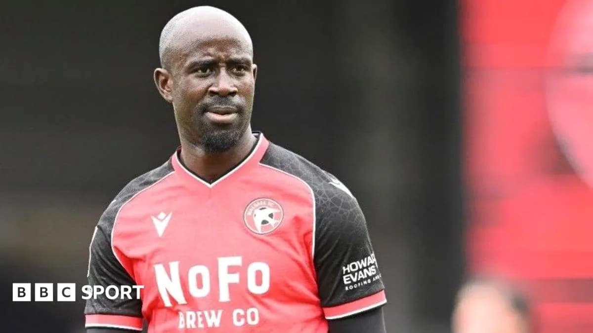 Jugador en camiseta roja de Brentford FC en el campo Jugador en camiseta roja de Brentford FC en el campo